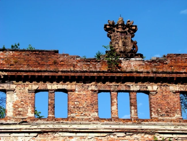 Ruiny pałacu w Zatoniu foto2